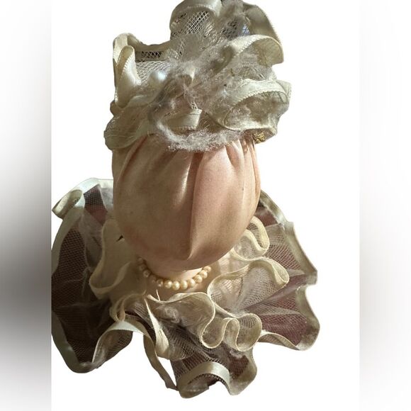 Vintage Boudoir Doll Head With Mesh Ruffled Hat & Collar Mid-Century Vanity Dec - Picture 3 of 4